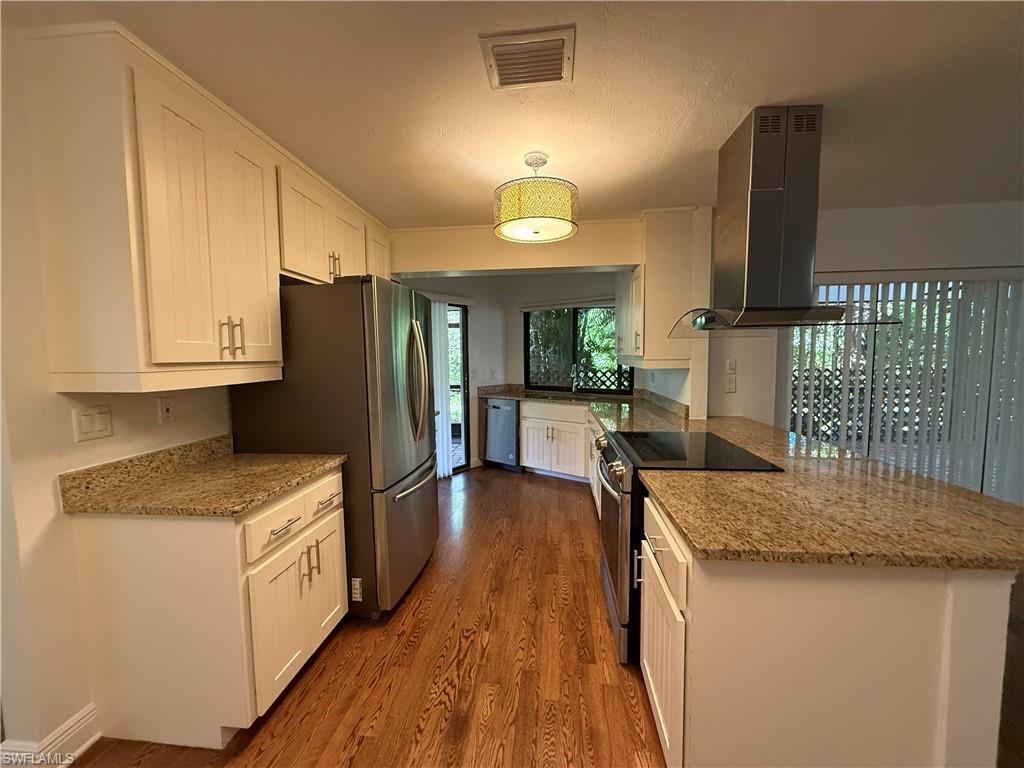 3043 Round Table CT