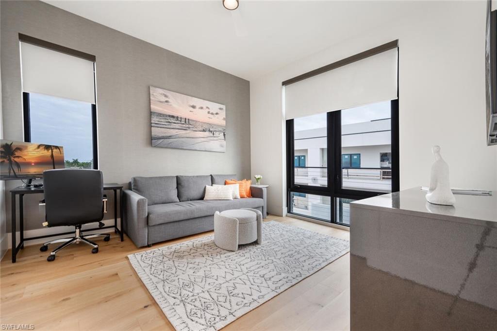 Den/Bedroom (Queen Sized Sleeper Sofa)