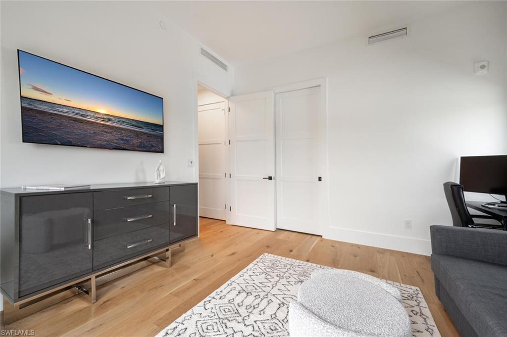 Den/Bedroom (Queen Sized Sleeper Sofa)