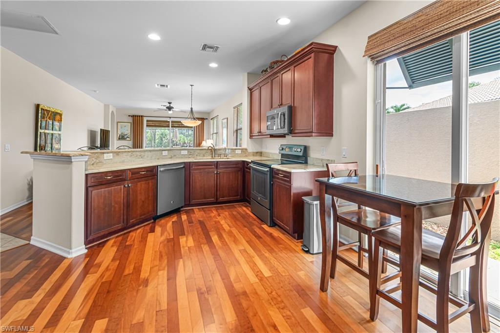 Eat-in kitchen