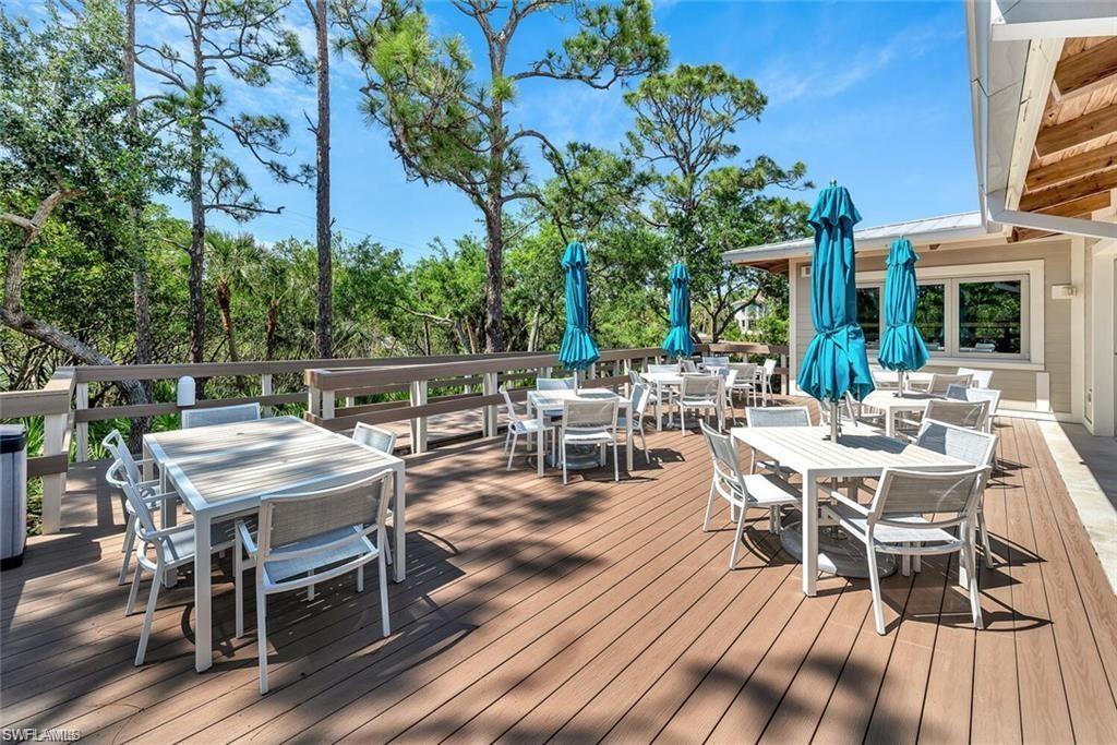 Outdoor dining at the River Club