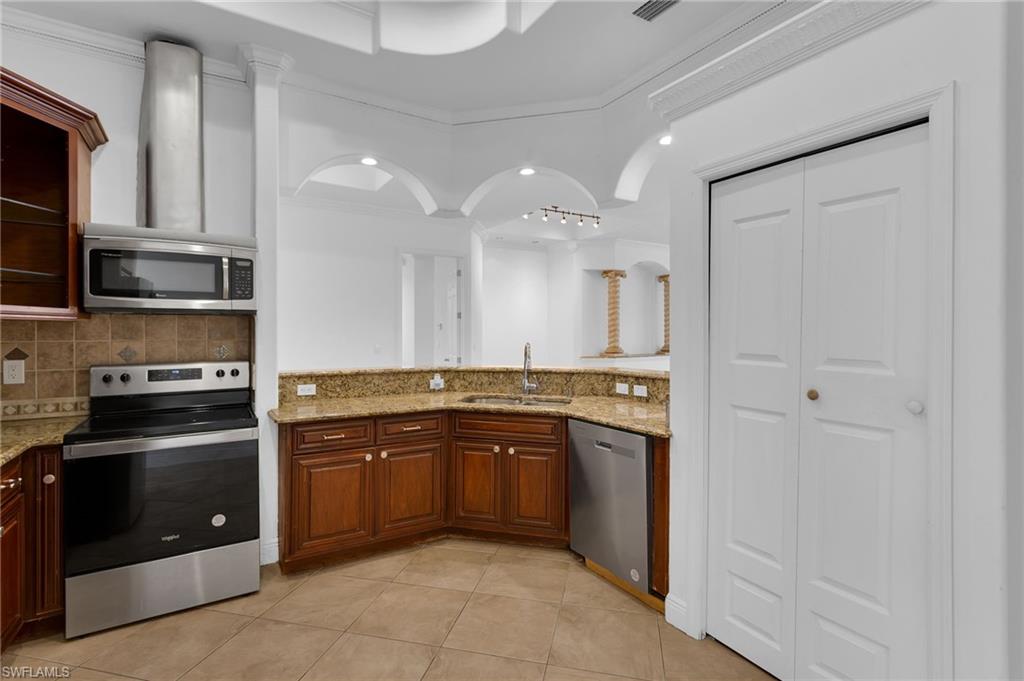 Kitchen w/ Pantry