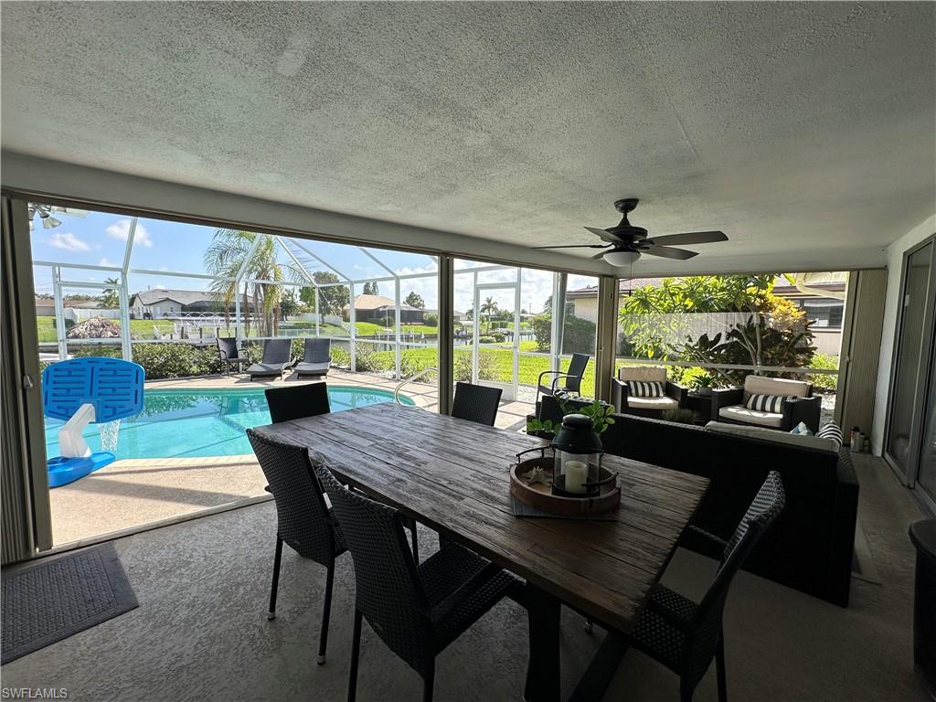 Sunroom / solarium with ceiling fan