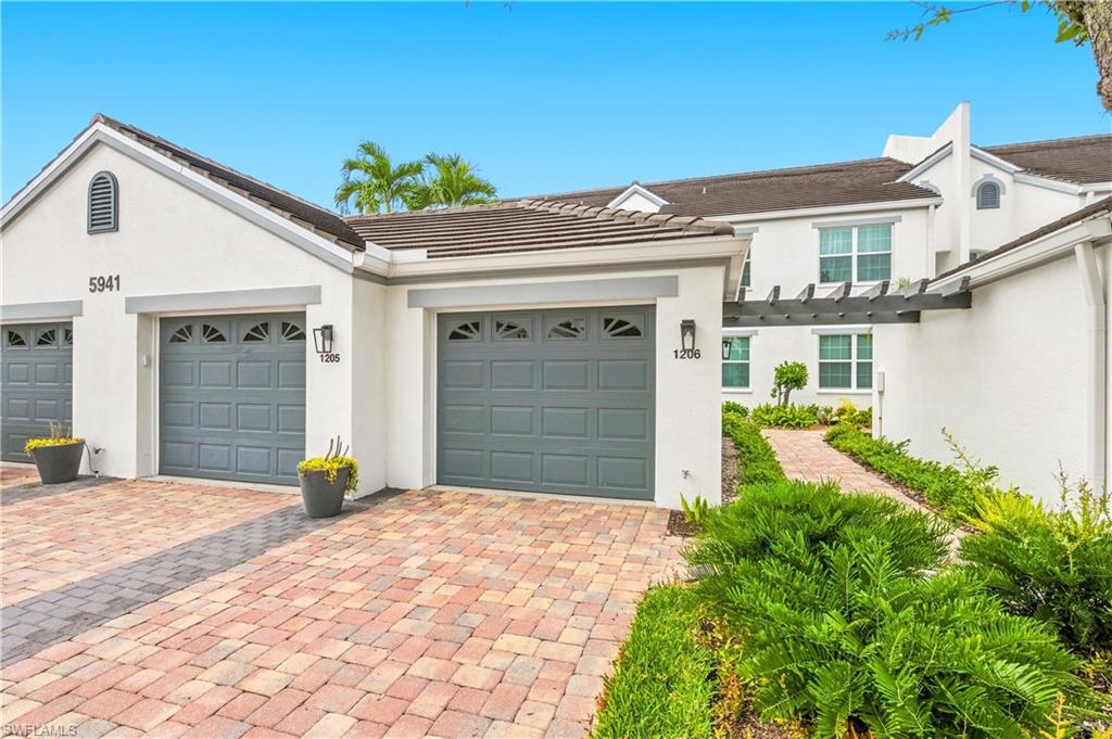 Detached 1 car garage and driveway