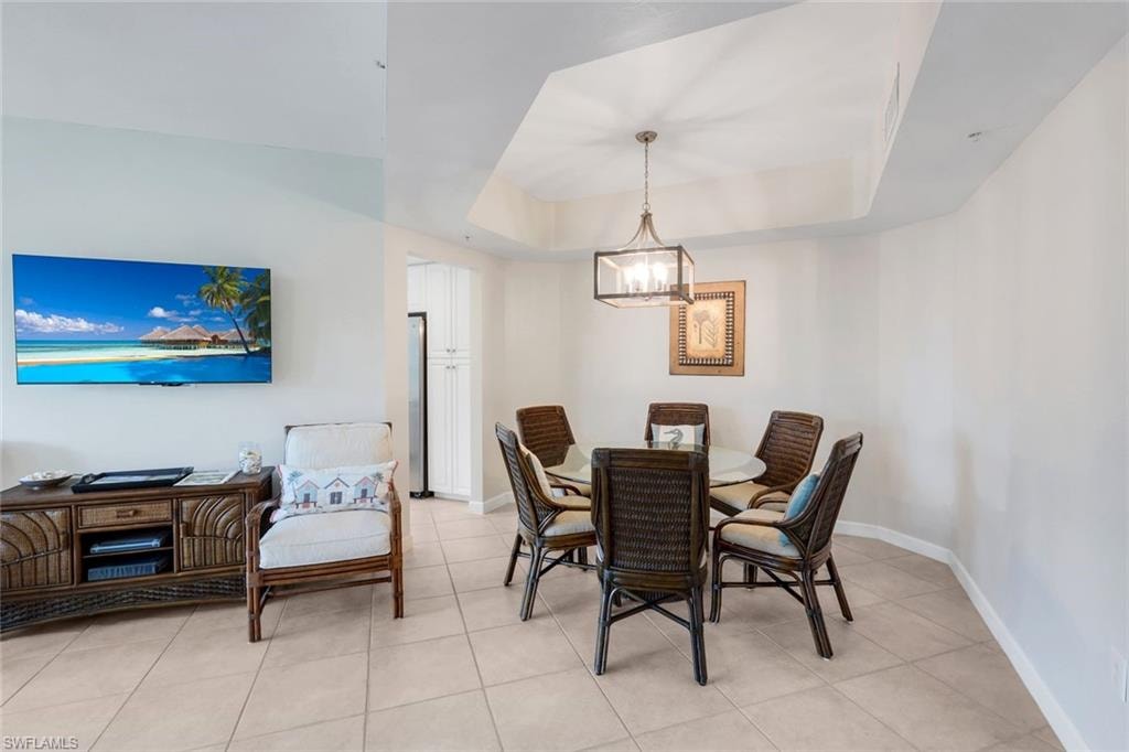 Dining area with tray ceiling