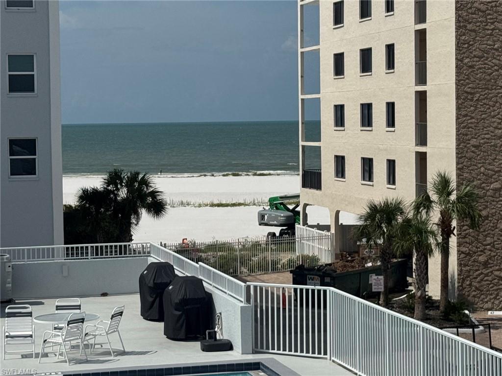 Direct access to the beach