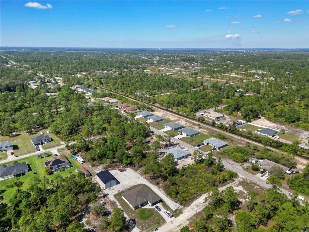 Bird's eye view featuring a forest view