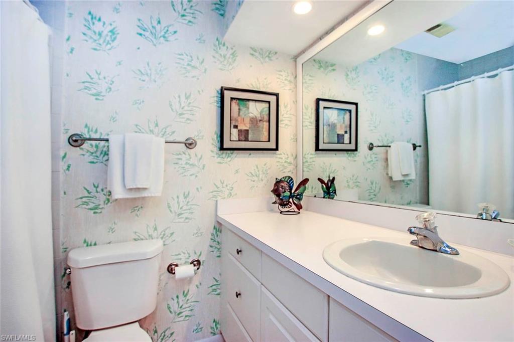 BRIGHT & CHEERFUL PRIMARY BATH.