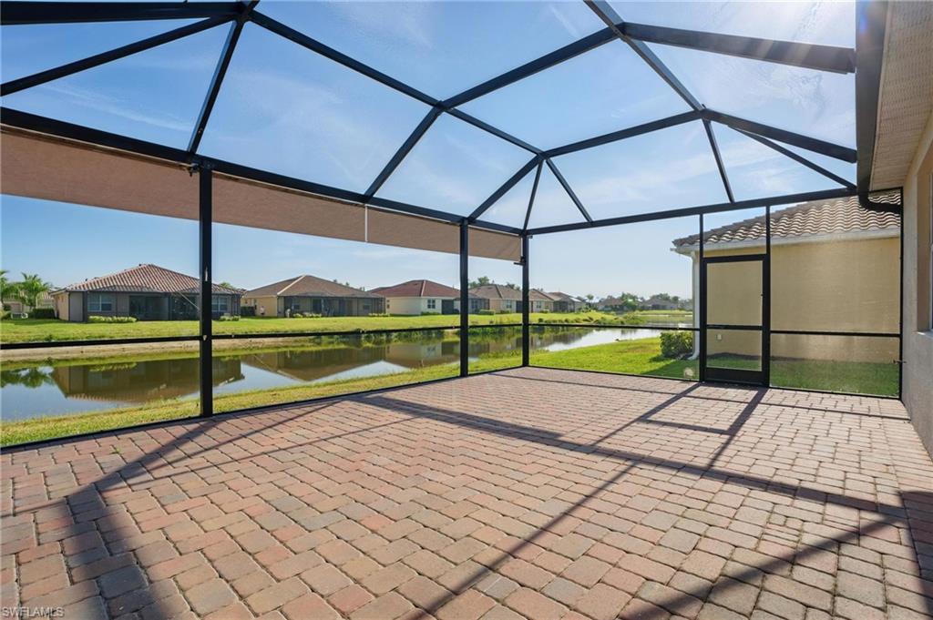 Extra Large Lanai area with a beautiful lake view