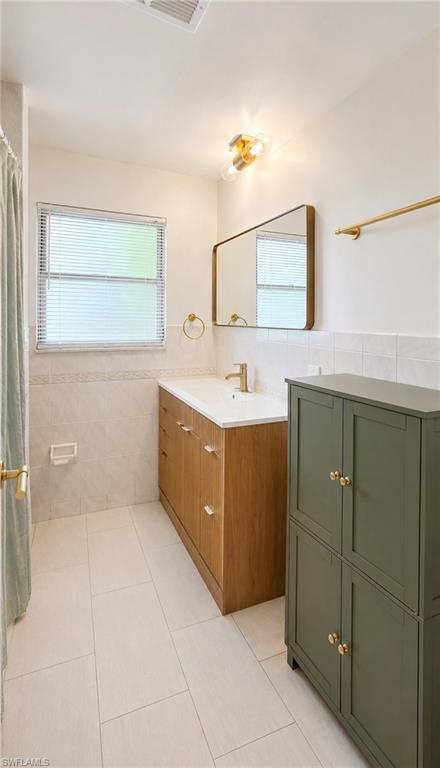 1634 Newport CT photo 14