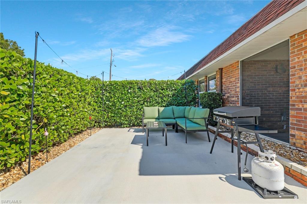 2710 Arbutus ST B1 photo 24