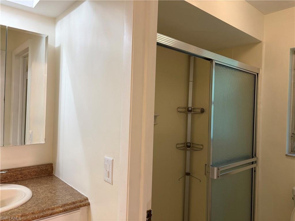 5661 Eichen CIR E photo 8