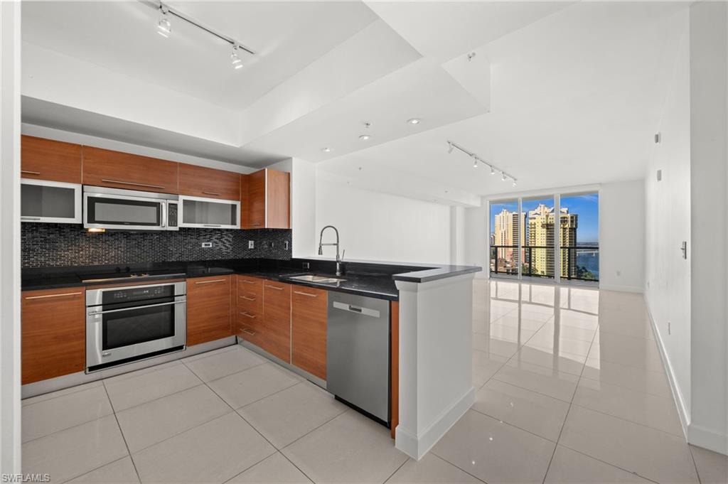 3000 Oasis Grand BLVD 1603 photo 7