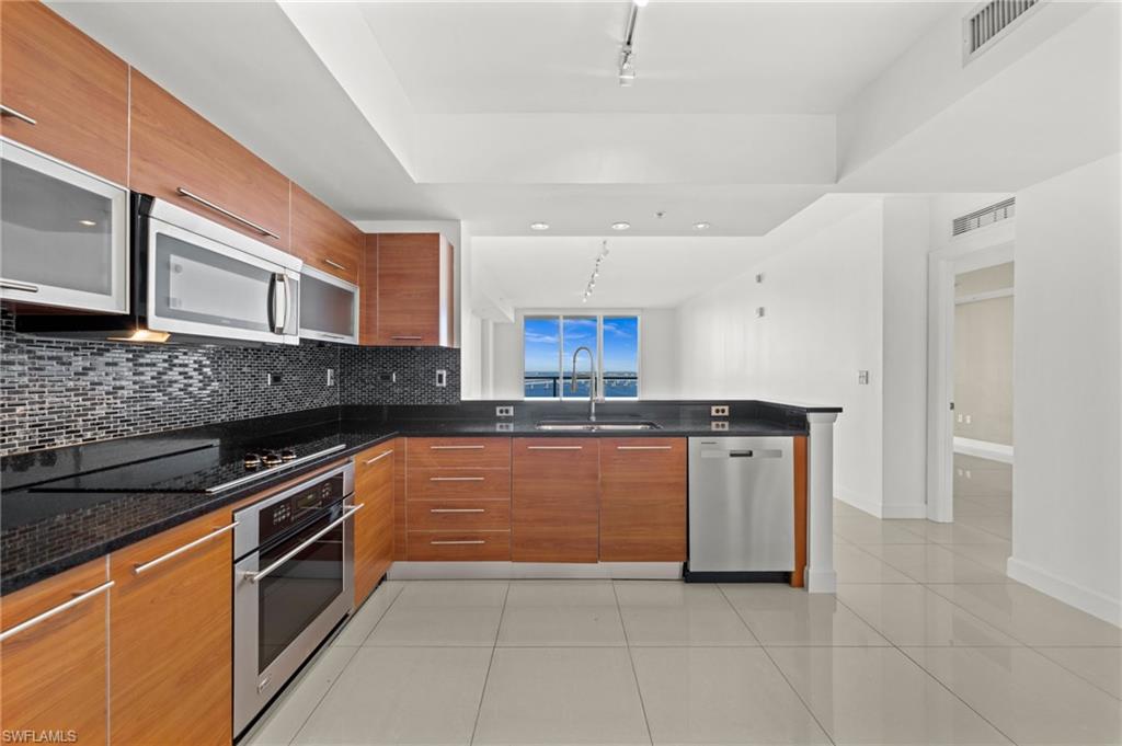 3000 Oasis Grand BLVD 1603 photo 8
