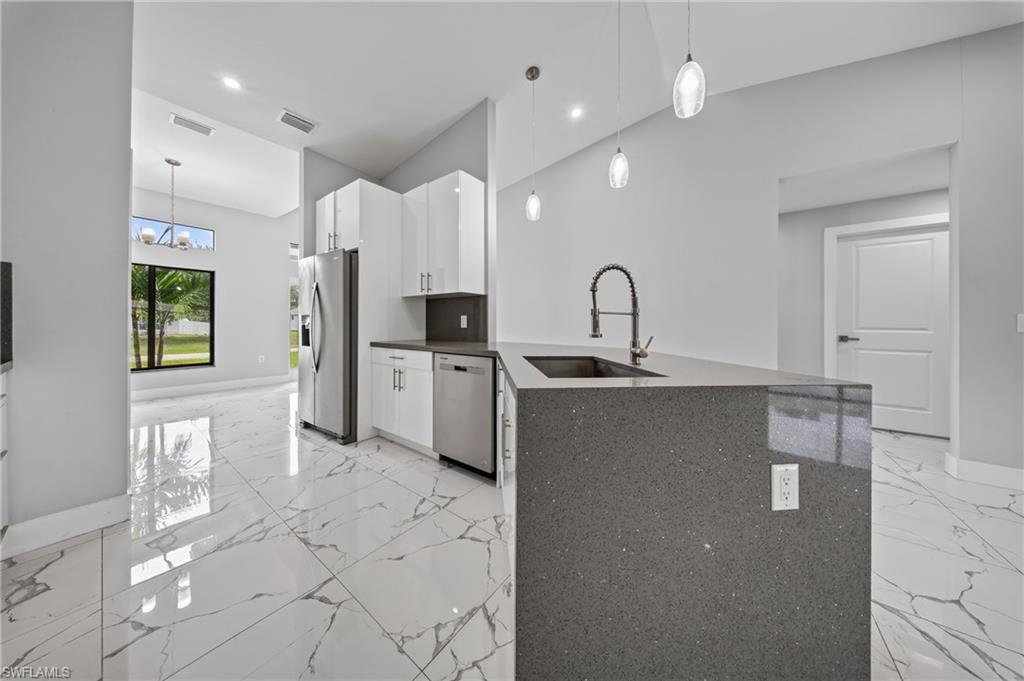 738 Sunrirse BLVD photo 11
