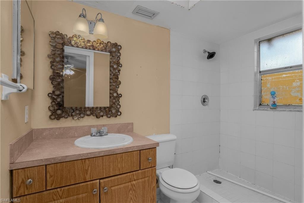 en-suite bath to main suite