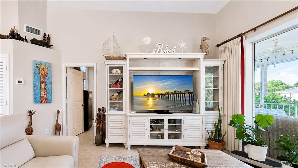 Recessed lighting, ceiling fan, tiled flooring, vaulted ceilings, and screened lanai access