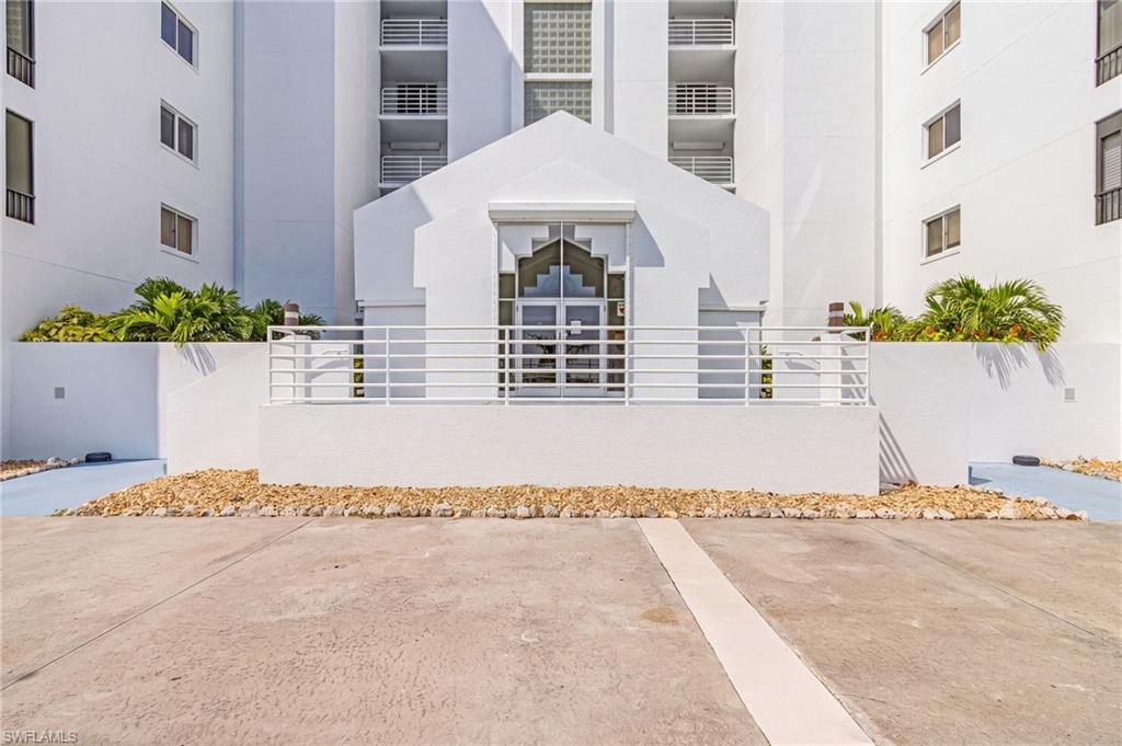 ENTRY TO OCEAN HARBOUR BUILDING 4745.