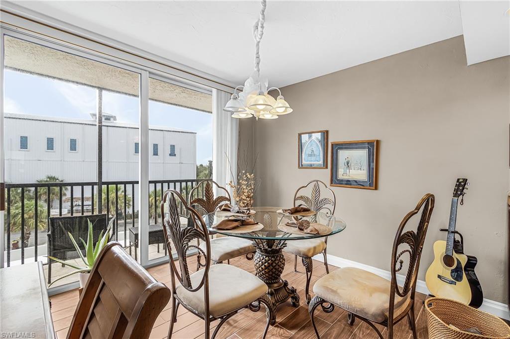 BREAKFAST ROOM ALSO HAS ITS OWN PRIVATE SCREENED LANAI.