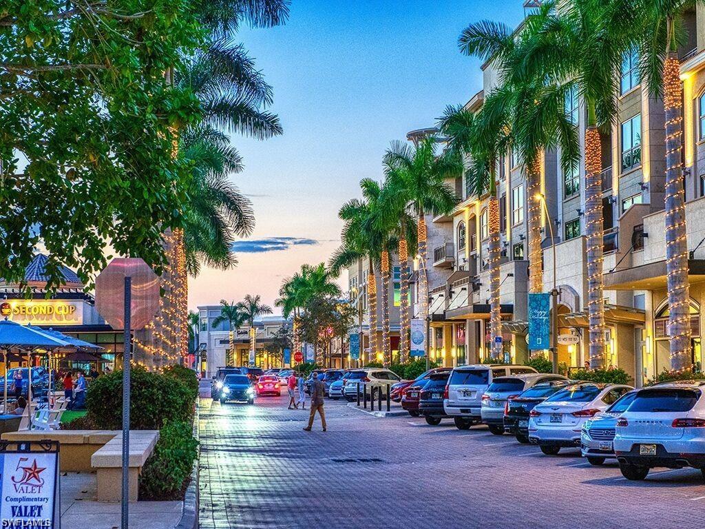 Mercato - restaurante, Whole Foods, shops, boutiques, movies and nightlife