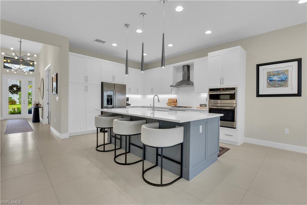 Kitchen w/ Breakfast Bar