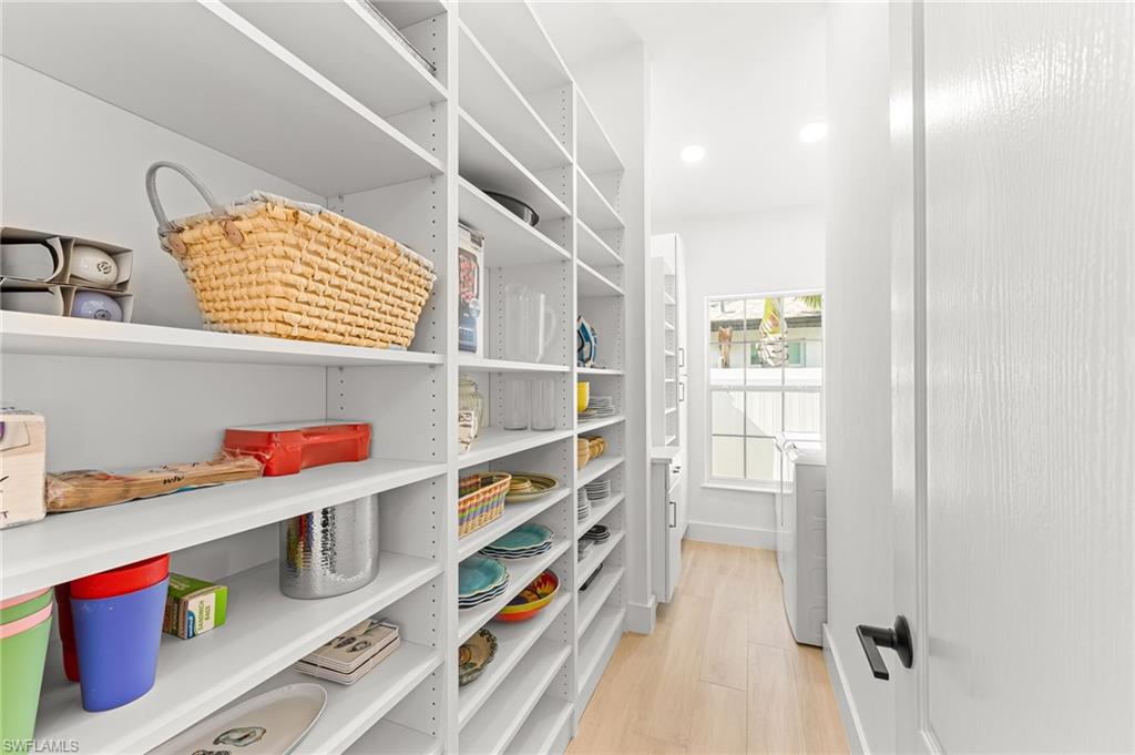 Pantry & Laundry room washer / clothes dryer