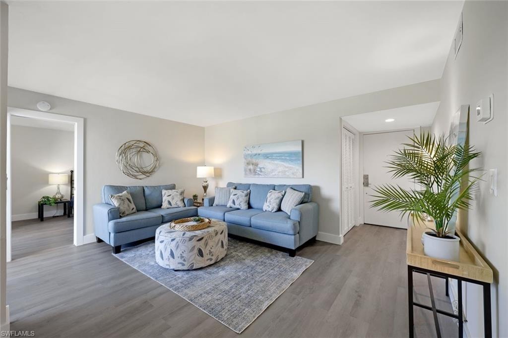 Spacious open concept to the dining area
