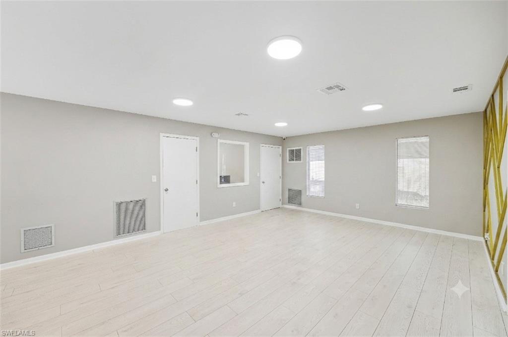 2080 Collier AVE photo 17