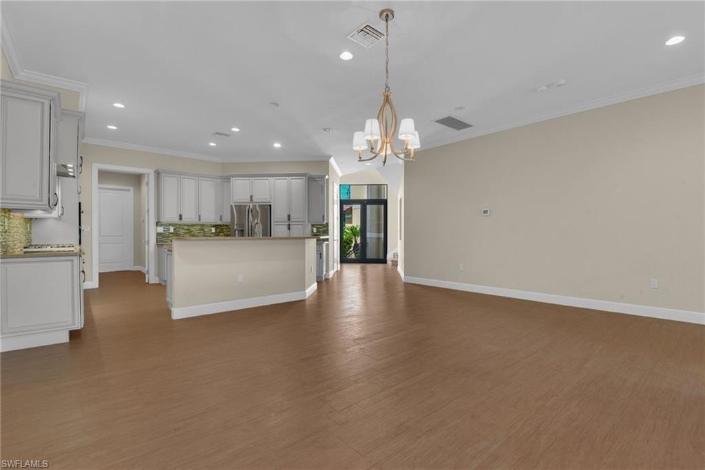 Dining Area and Breakfast Bar