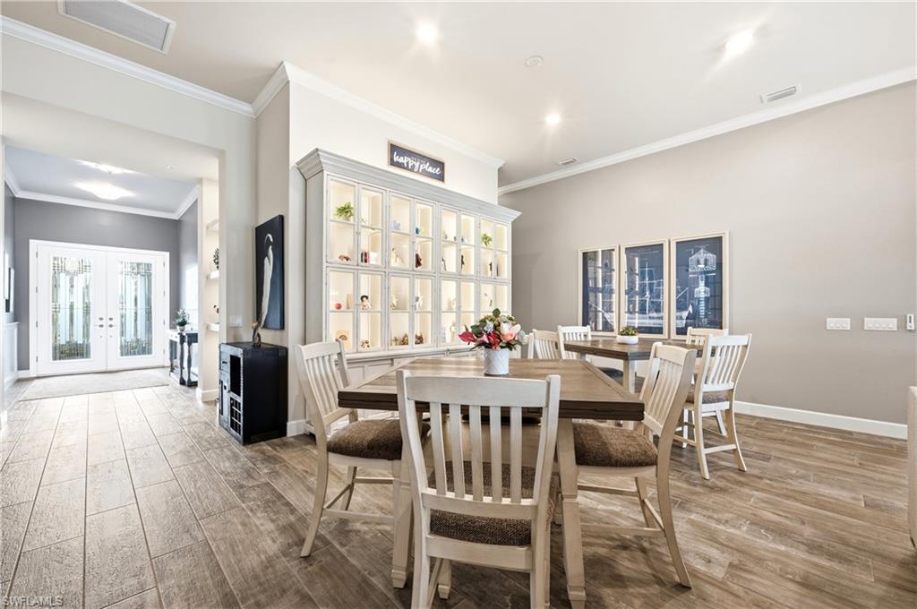 Dining area that can double for cards, games or eentertainment
