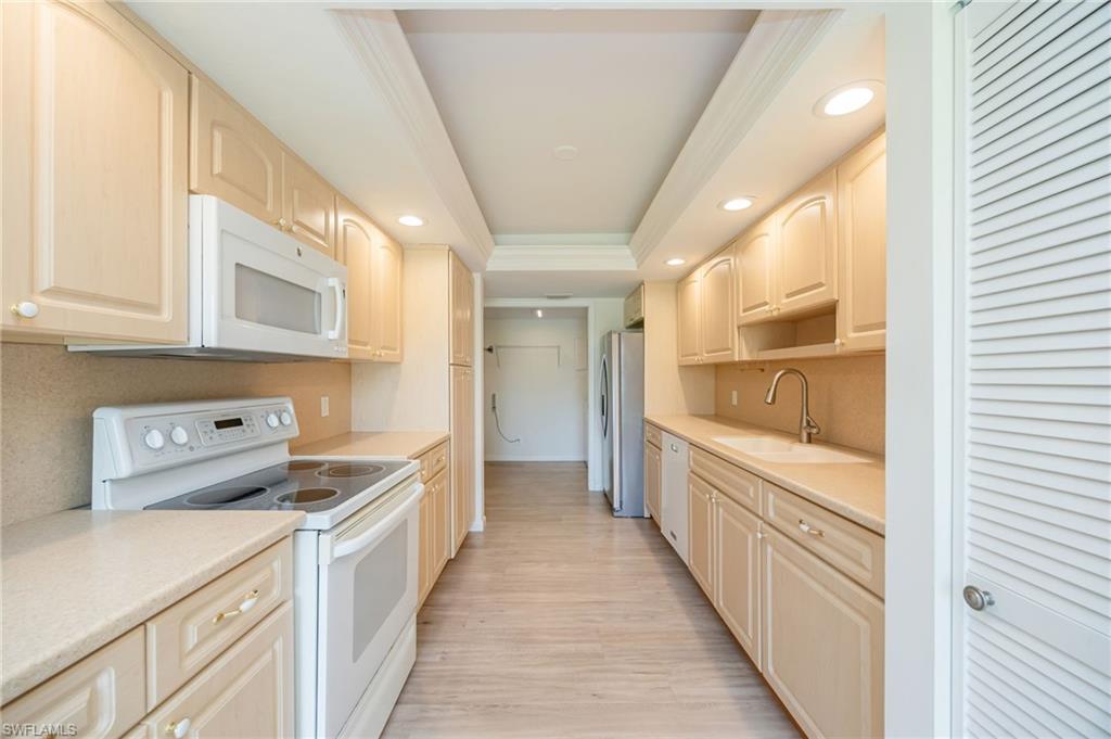 425 Wildwood LN photo 11