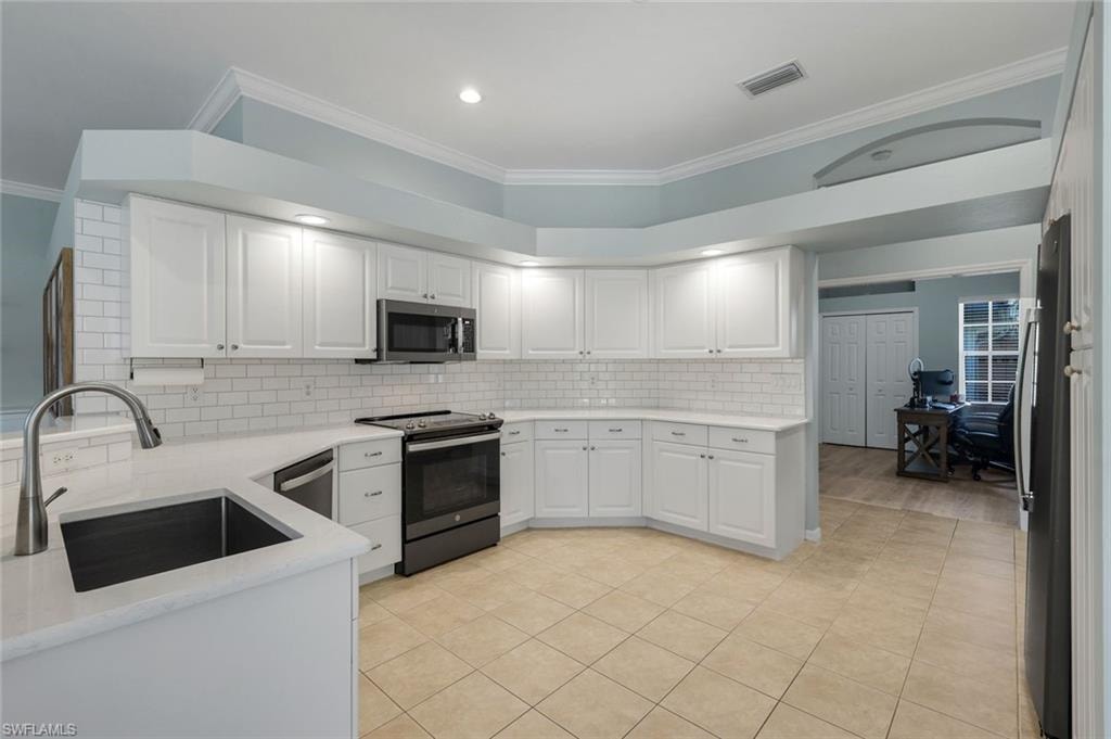 8748 Lake CIR photo 10