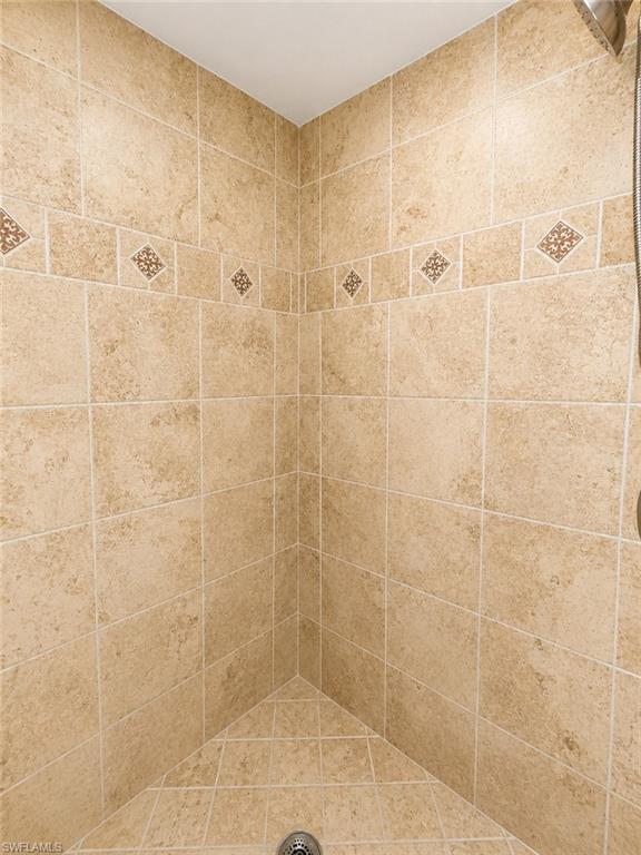 306 SE 8th PL photo 12