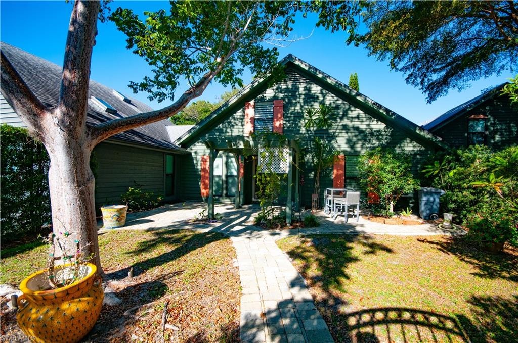COURTYARD PRIVATE TO FRONT DOOR