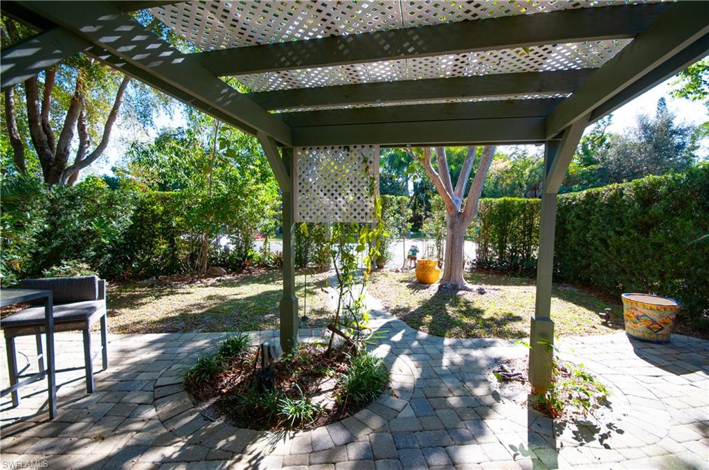 COURTYARD PERGOLA GARDEN PAVERS TO FRONT