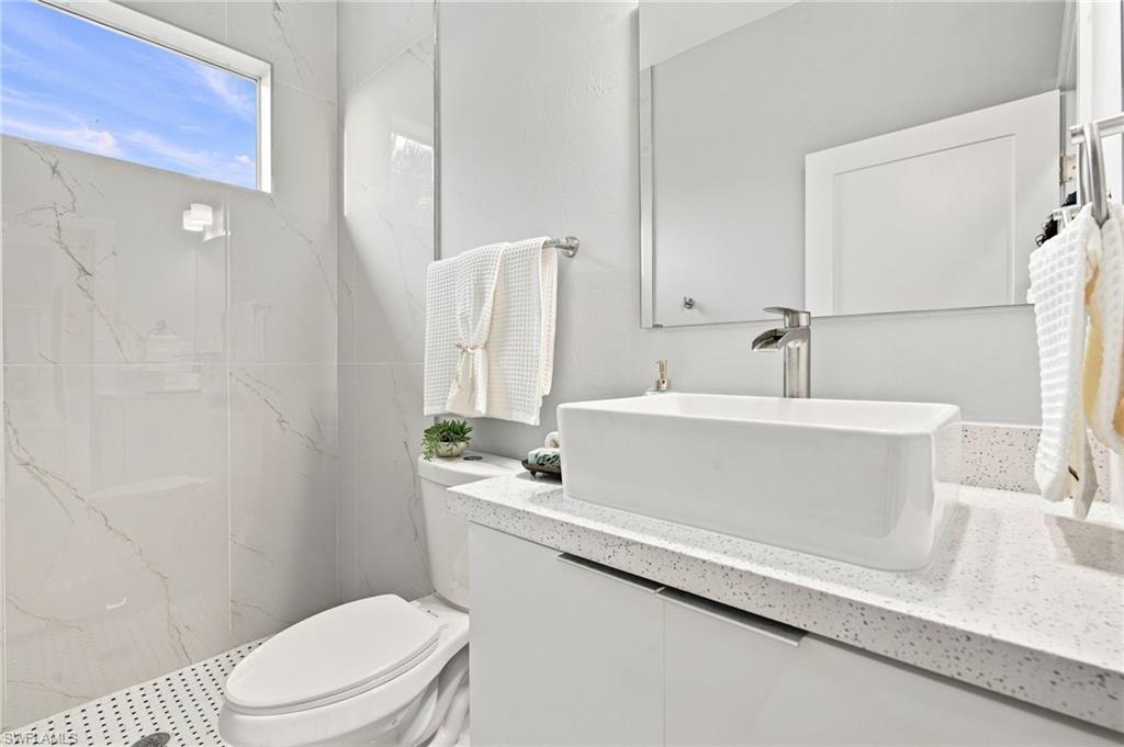 352 Radford AVE photo 23