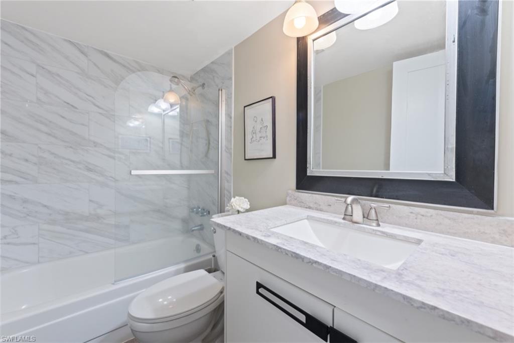 Full bathroom with vanity, toilet, and tiled shower / bath