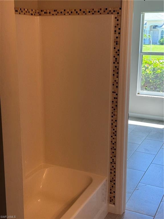 Tub/shower combo with patterned tile