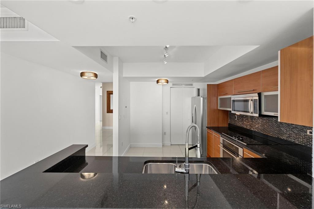 3000 Oasis Grand BLVD 1603 photo 6