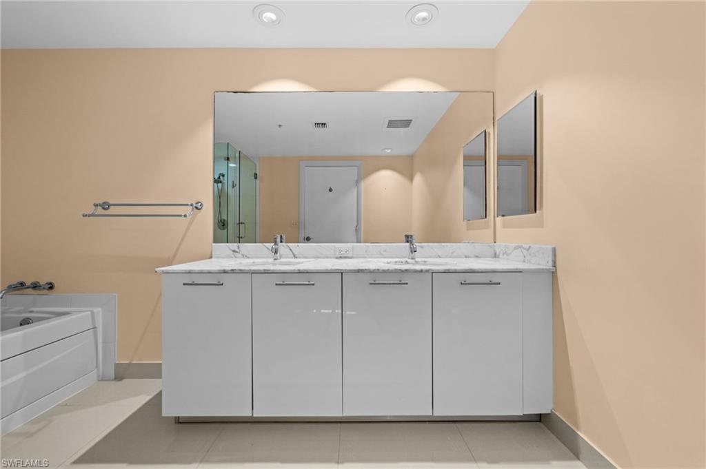 3000 Oasis Grand BLVD 1603 photo 17