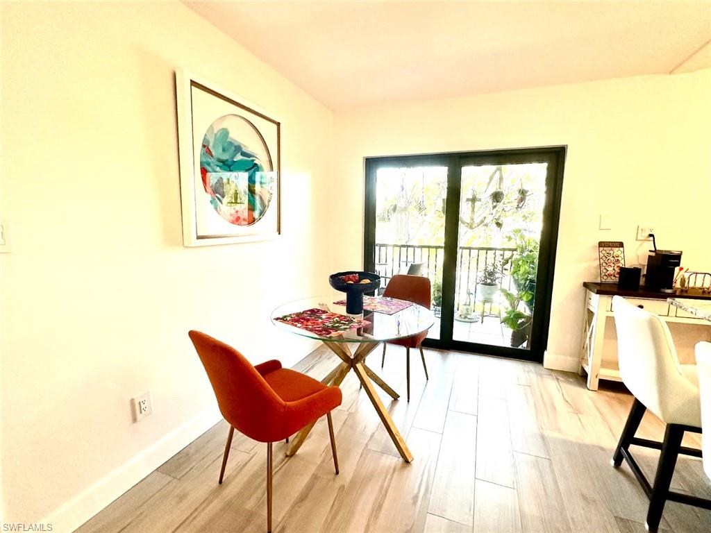 Dining area and Breakfast Bar