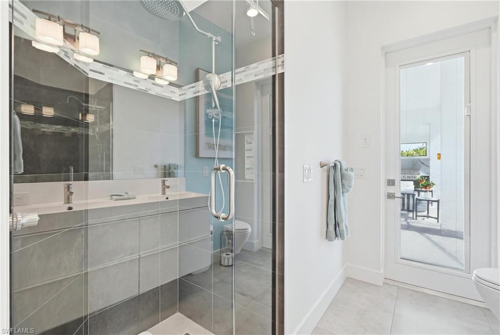 Bathroom in second suite - Doubles as pool bath