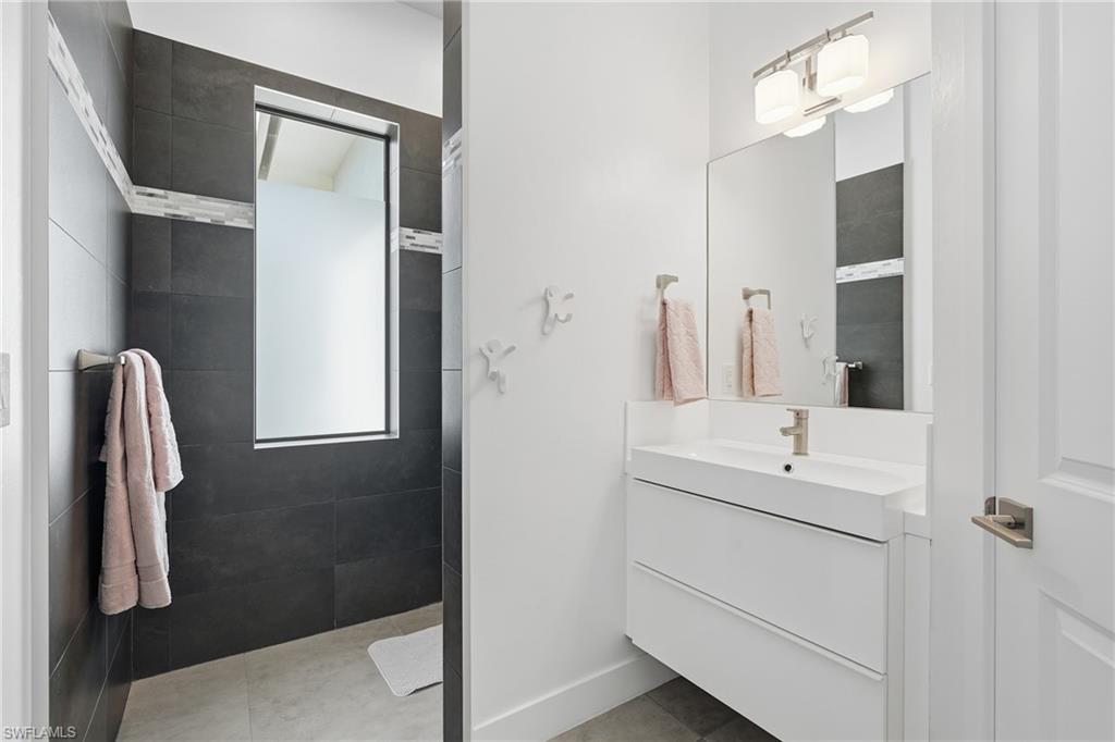 Ensuite bathroom for "pink" guest room