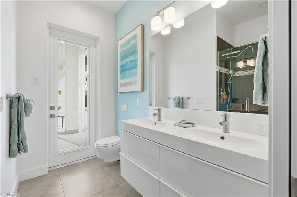 Bathroom in second suite - Doubles as pool bath