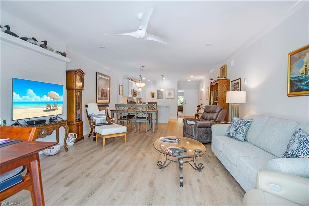 60 Pelican ST W 103 photo 6