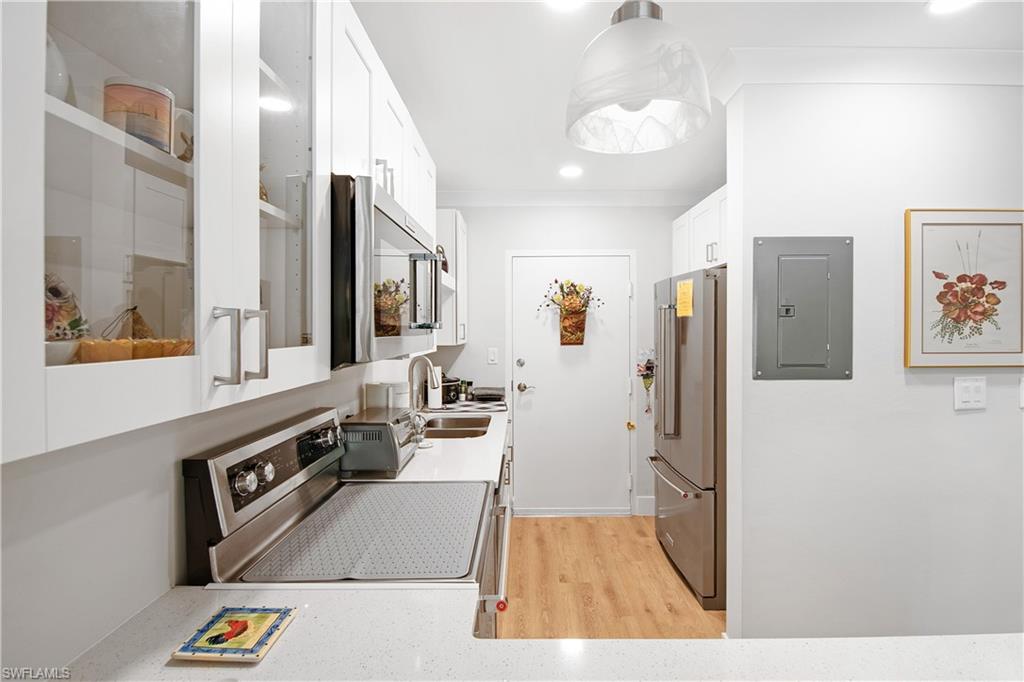 60 Pelican ST W 103 photo 11
