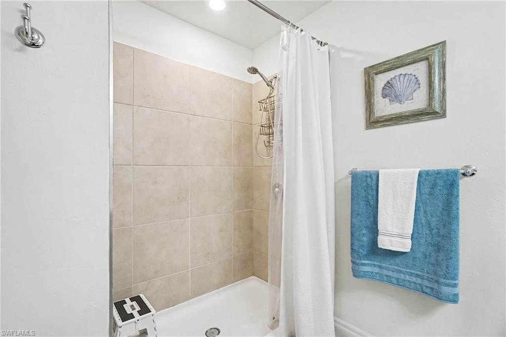 Tub and shower combination with light-toned wall tile