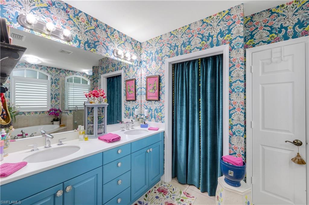 Dual Sinks, Pvt Water Closet, Linen Closet