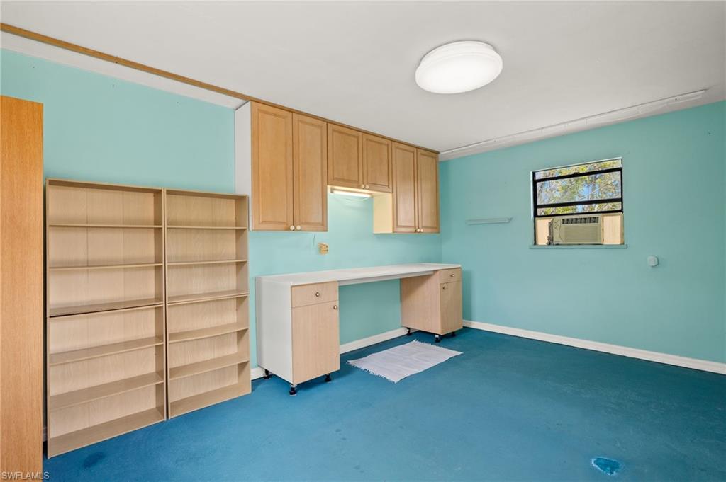 Separate building can be used as an office, potting shed, she shed or man cave!