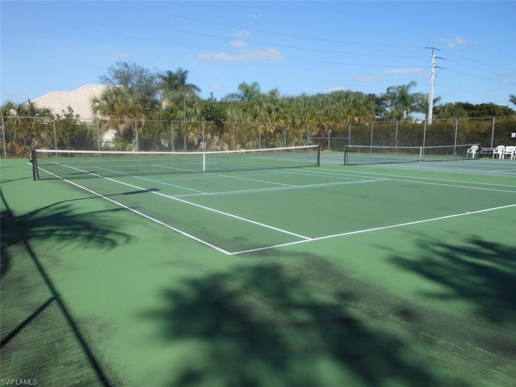 Here a quick view of the tennis courts...
